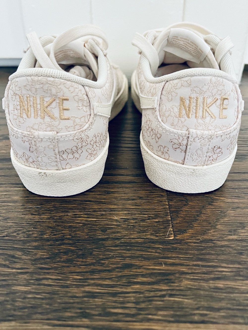 Brand New Nike Women’s Blazer Low ‘77 Sneakers in Beige Floral Stencil - Picture 3 of 4